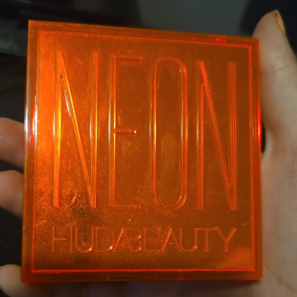 HUDA BEAUTY Neon Orange Palettw